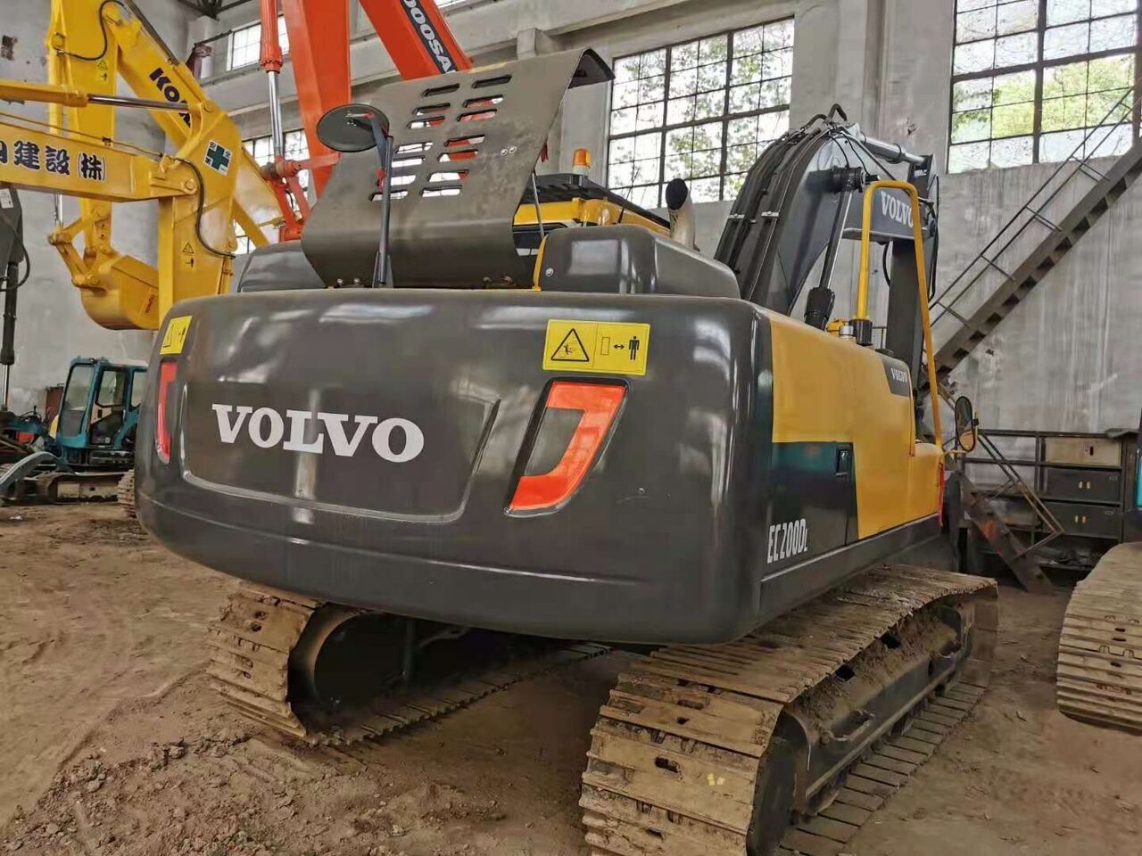 Volvo EC200b, EC200d - Гусеничный экскаватор: фото 4 Volvo EC200b, EC200d - Гусеничный экскаватор: фото 4