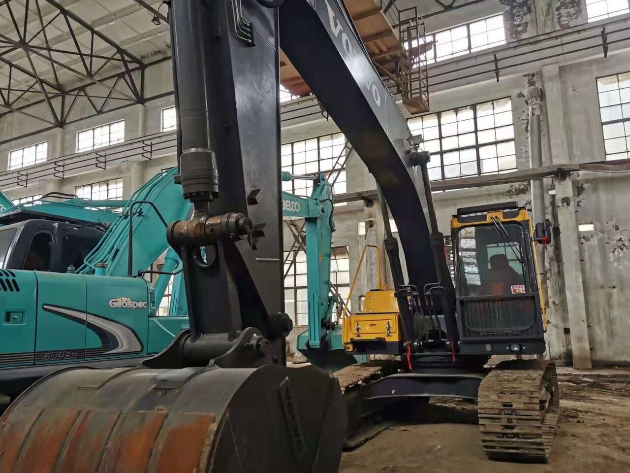 Volvo EC200b, EC200d - Гусеничный экскаватор: фото 3 Volvo EC200b, EC200d - Гусеничный экскаватор: фото 3