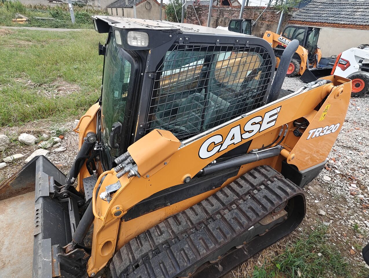 CASE TR320 skid steer loader - Мини-погрузчик с бортовым поворотом: фото 2 CASE TR320 skid steer loader - Мини-погрузчик с бортовым поворотом: фото 2