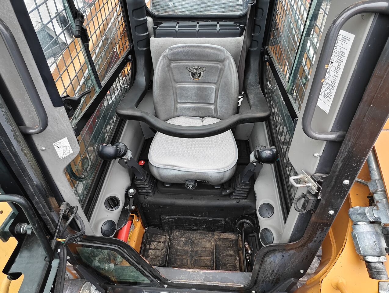 CASE TR320 skid steer loader - Мини-погрузчик с бортовым поворотом: фото 4 CASE TR320 skid steer loader - Мини-погрузчик с бортовым поворотом: фото 4
