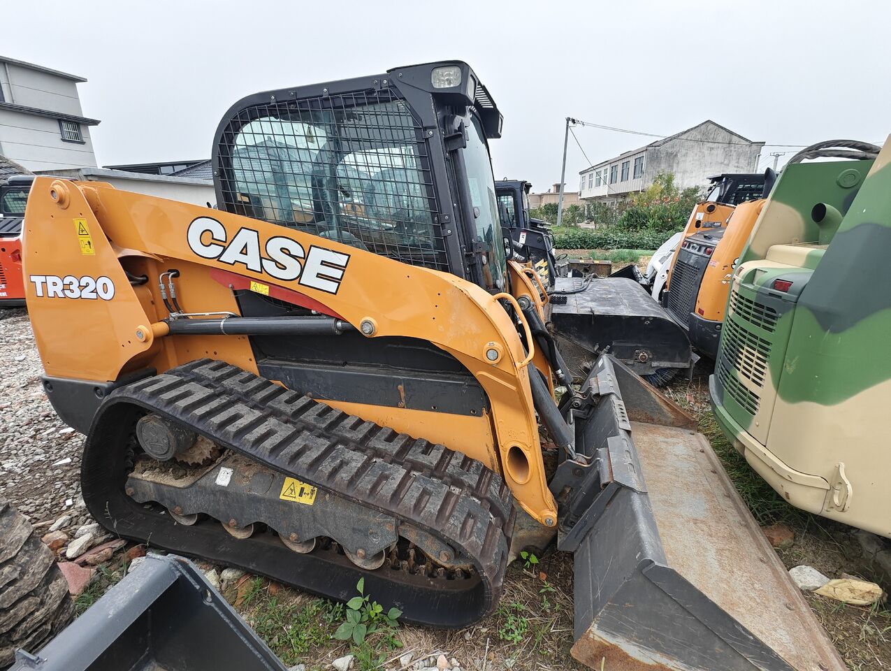 CASE TR320 skid steer loader - Мини-погрузчик с бортовым поворотом: фото 1 CASE TR320 skid steer loader - Мини-погрузчик с бортовым поворотом: фото 1