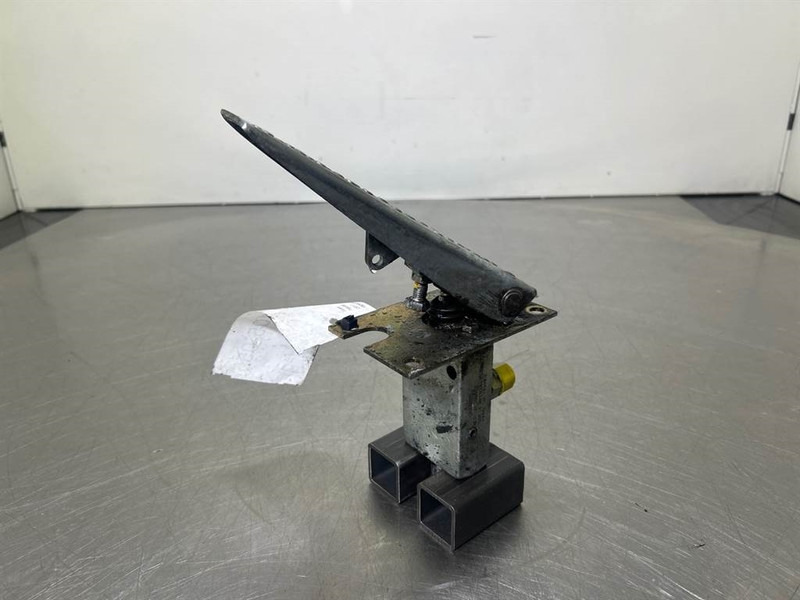 Terex TW150-Atlas 6049419/6047885-Gas pedal - Кабина и интерьер для Строительной техники: фото 3 Terex TW150-Atlas 6049419/6047885-Gas pedal - Кабина и интерьер для Строительной техники: фото 3