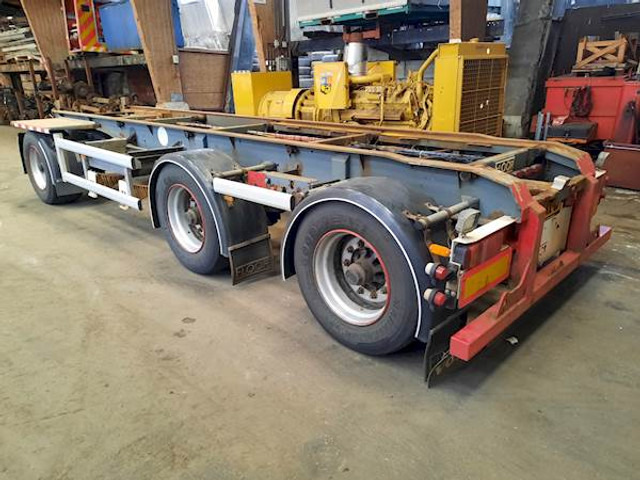 Floor FLA-3-101 - Полуприцеп-контейнеровоз/ Сменный кузов: фото 3 Floor FLA-3-101 - Полуприцеп-контейнеровоз/ Сменный кузов: фото 3