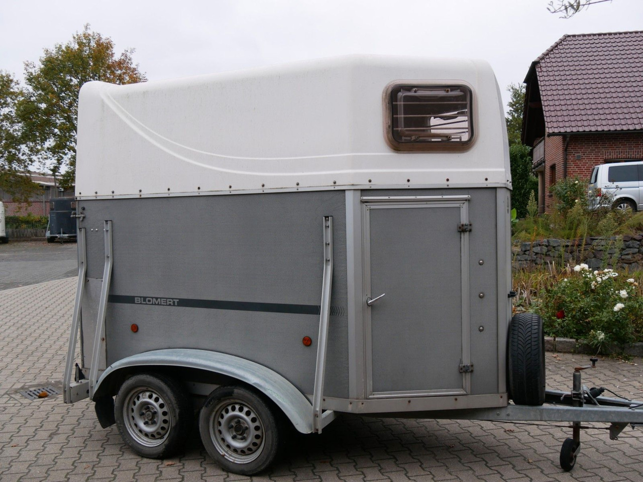 Blomert 1,5 Pferde mit Sattelkammer - Прицеп для перевозки животных: фото 1 Blomert 1,5 Pferde mit Sattelkammer - Прицеп для перевозки животных: фото 1