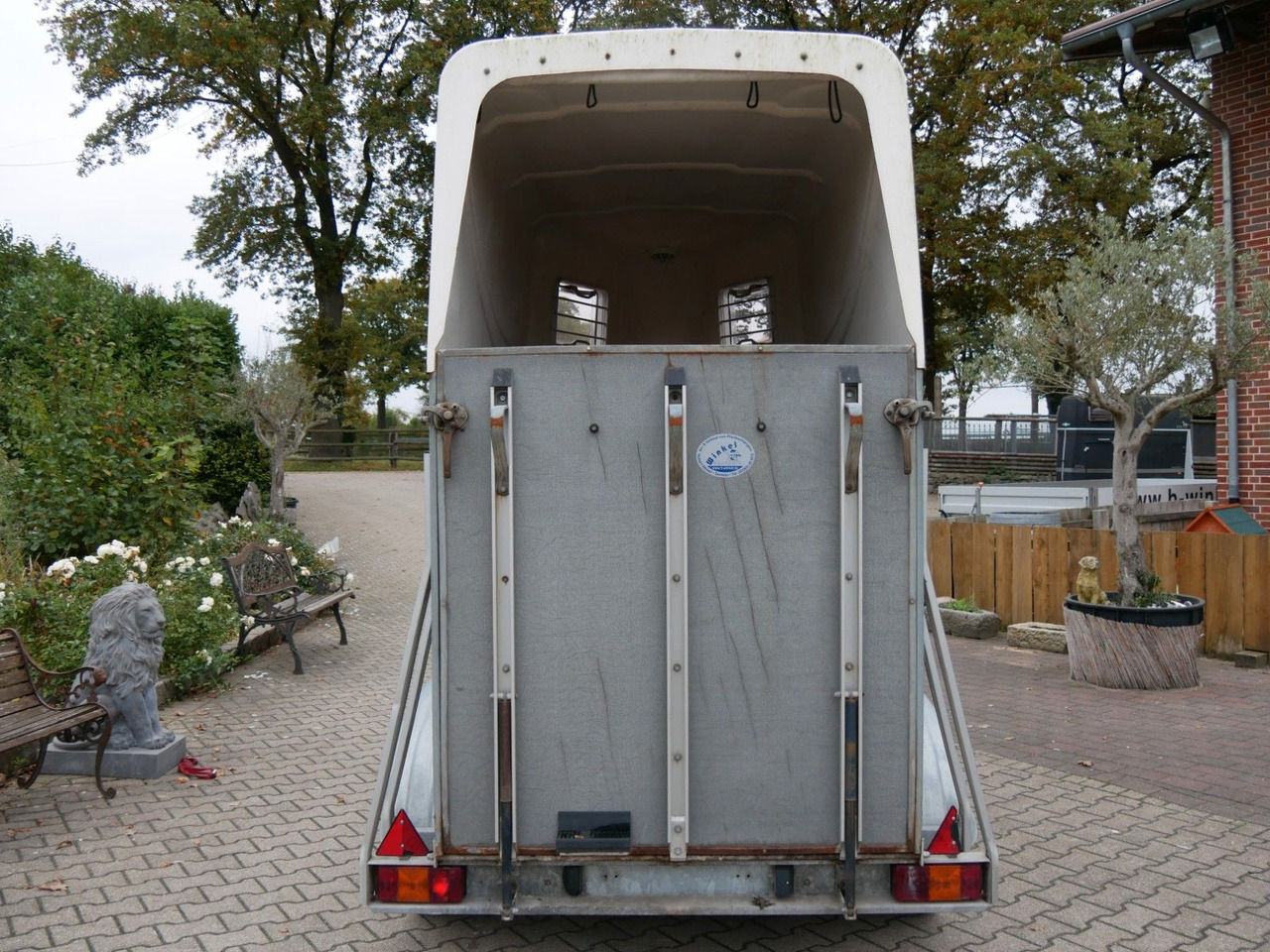 Blomert 1,5 Pferde mit Sattelkammer - Прицеп для перевозки животных: фото 2 Blomert 1,5 Pferde mit Sattelkammer - Прицеп для перевозки животных: фото 2