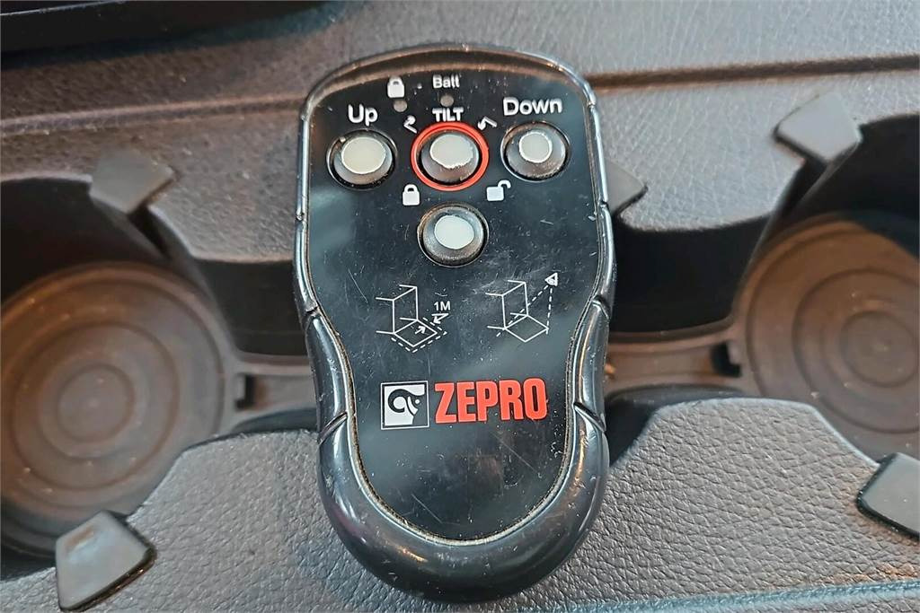 Грузовик с закрытым кузовом Mercedes-Benz ACTROS 5 1832 LNR 4x2 8,5n Fokor Ksa-umpikori: фото 20