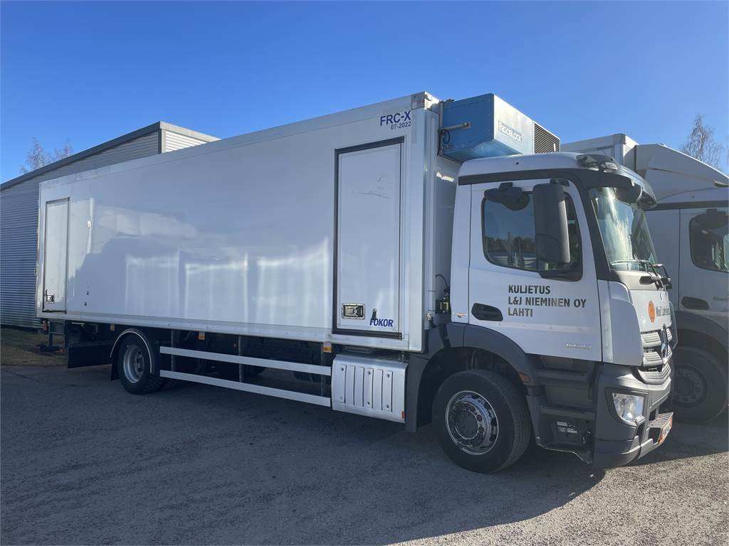 Mercedes-Benz Antos 1830L FRC kakslämpökori + PL-Nostin - Изотермический грузовик: фото 1 Mercedes-Benz Antos 1830L FRC kakslämpökori + PL-Nostin - Изотермический грузовик: фото 1