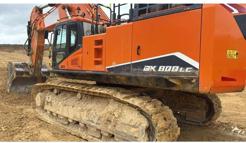 Doosan DX800LC-7 - Гусеничный экскаватор: фото 1 Doosan DX800LC-7 - Гусеничный экскаватор: фото 1