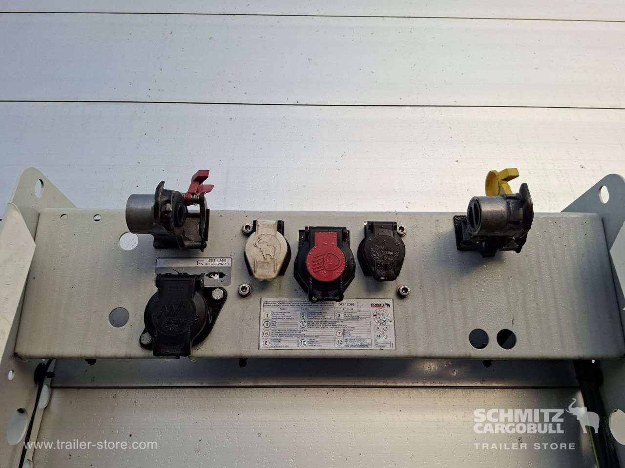 SCHMITZ Auflieger Curtainsider Standard - Тентованный полуприцеп: фото 5 SCHMITZ Auflieger Curtainsider Standard - Тентованный полуприцеп: фото 5