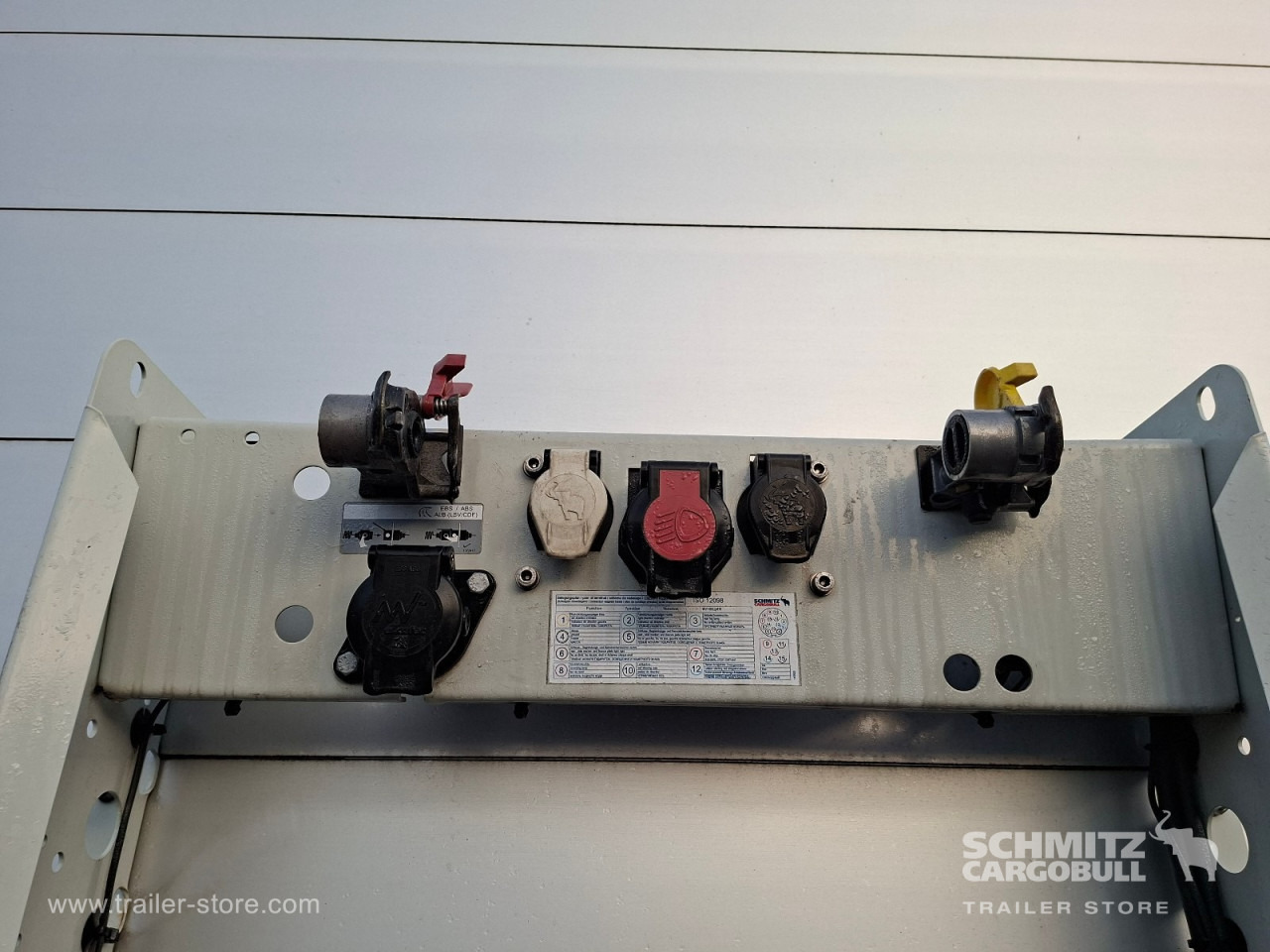 SCHMITZ Auflieger Curtainsider Standard - Тентованный полуприцеп: фото 4 SCHMITZ Auflieger Curtainsider Standard - Тентованный полуприцеп: фото 4