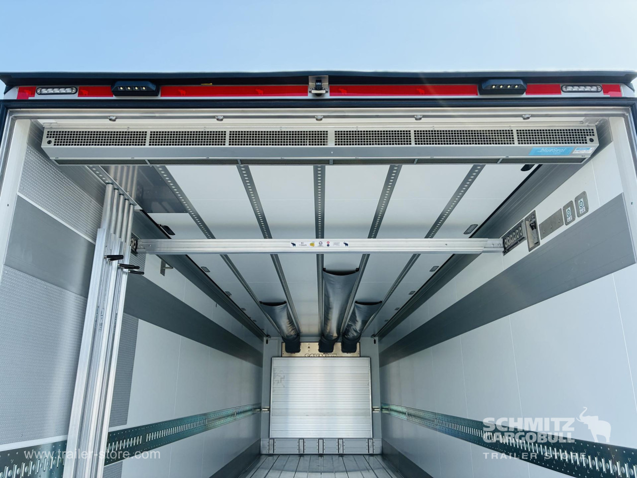 SCHMITZ Auflieger Tiefkühler Standard Taillift - Изотермический полуприцеп: фото 2 SCHMITZ Auflieger Tiefkühler Standard Taillift - Изотермический полуприцеп: фото 2