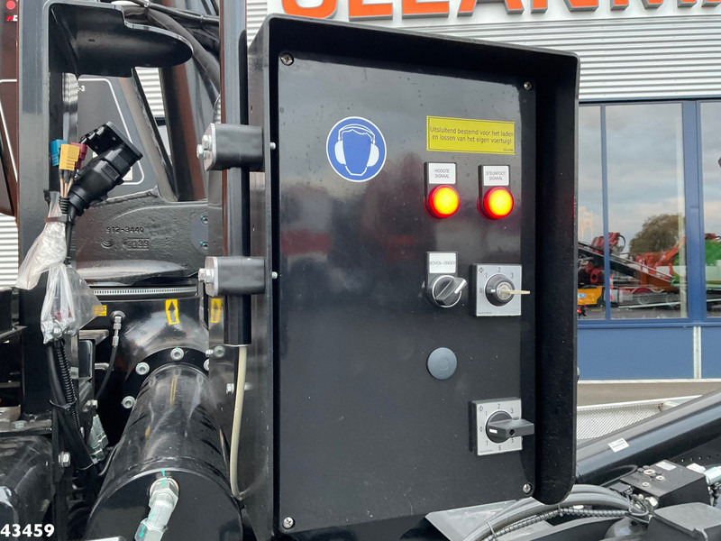 Фото интерьера 1: DAF FAN XD 450 Hiab 23 Tonmeter laadkraan лизинг DAF FAN XD 450 Hiab 23 Tonmeter laadkraan