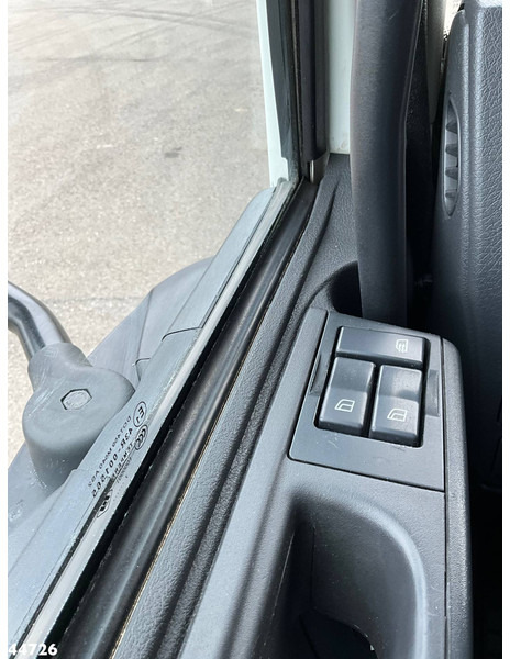 Грузовик с закрытым кузовом Volvo FL 250 Euro 6 met Dhollandia laadklep: фото 16