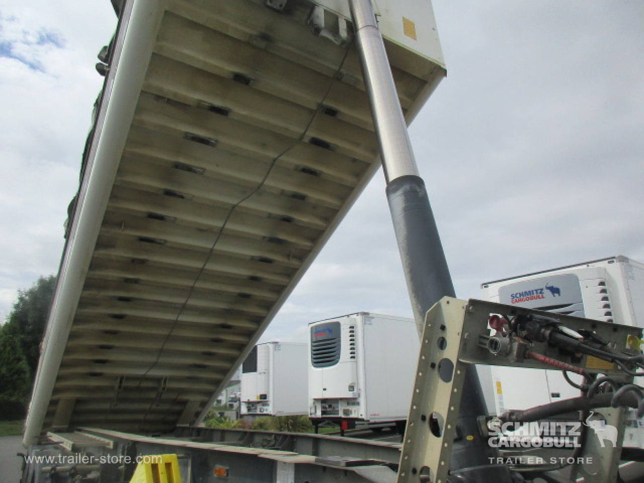 SCHMITZ Tipper Alu-square sided body 24m³ - Самосвальный полуприцеп: фото 2 SCHMITZ Tipper Alu-square sided body 24m³ - Самосвальный полуприцеп: фото 2