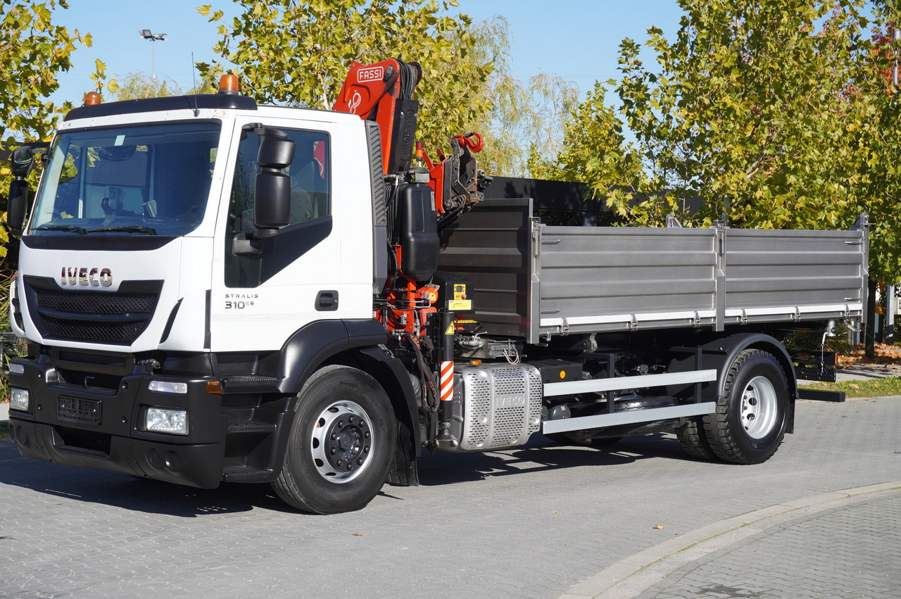 Самосвал, Автоманипулятор IVECO Stralis 310 E6 / NEW 3-sided tipper / Fassi F135 crane with remote control: фото 7