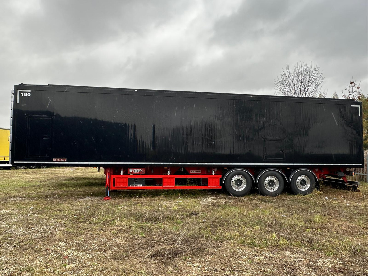 KEMPF SKM AK unloader 4 chambers with lower chute / capacity 65 m3 / 12 pieces - Самосвальный полуприцеп: фото 1 KEMPF SKM AK unloader 4 chambers with lower chute / capacity 65 m3 / 12 pieces - Самосвальный полуприцеп: фото 1