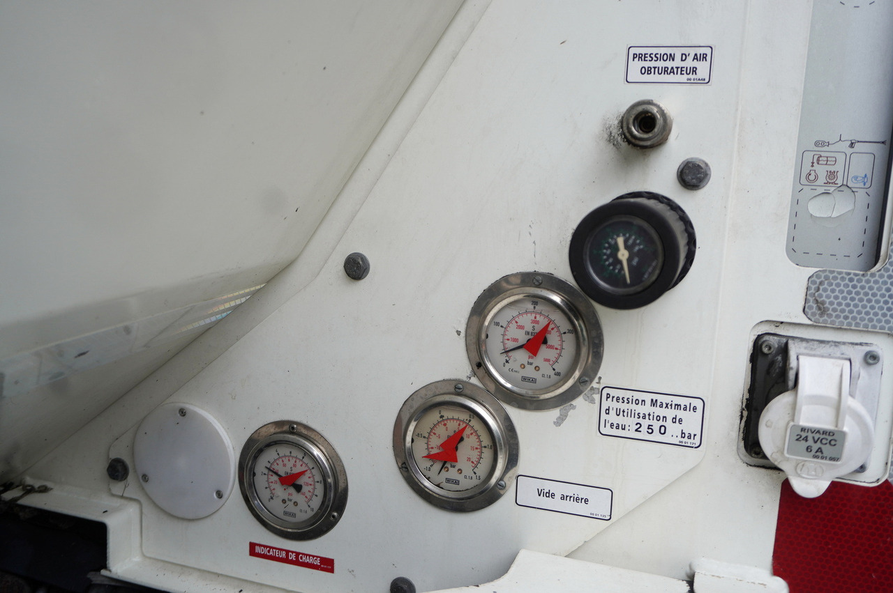 Ассенизатор MAN TGM 26.340 E6 / RIVARD sewage cleaner 11.8 m3 / 170 tho. km / steered axle: фото 19