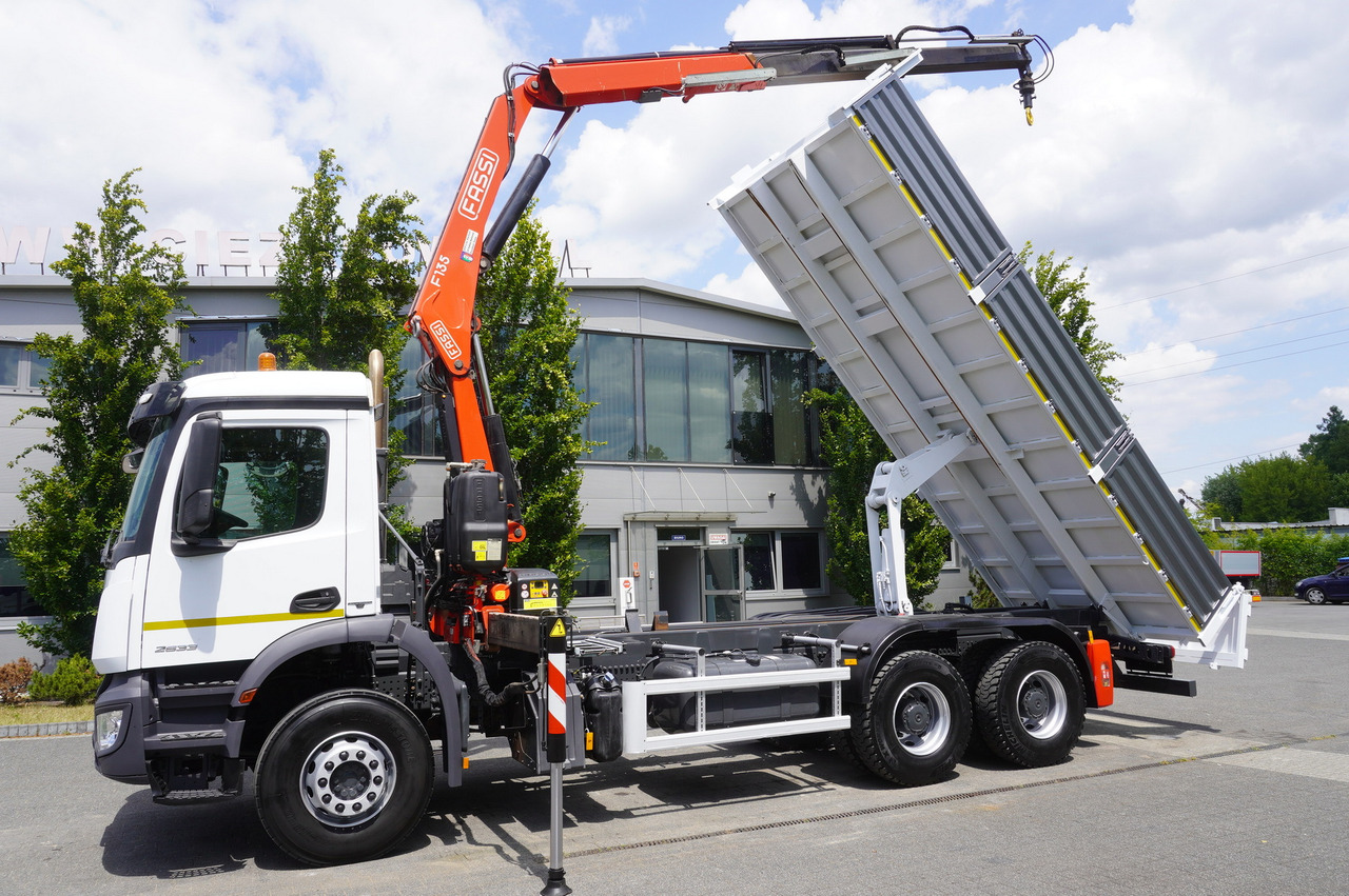 MERCEDES-BENZ AROCS 2633 6x4 / 5.5 T crane FASSI F135 / Tipper 15 EPAL - Грузовик бортовой/ Платформа, Автоманипулятор: фото 5 MERCEDES-BENZ AROCS 2633 6x4 / 5.5 T crane FASSI F135 / Tipper 15 EPAL - Грузовик бортовой/ Платформа, Автоманипулятор: фото 5