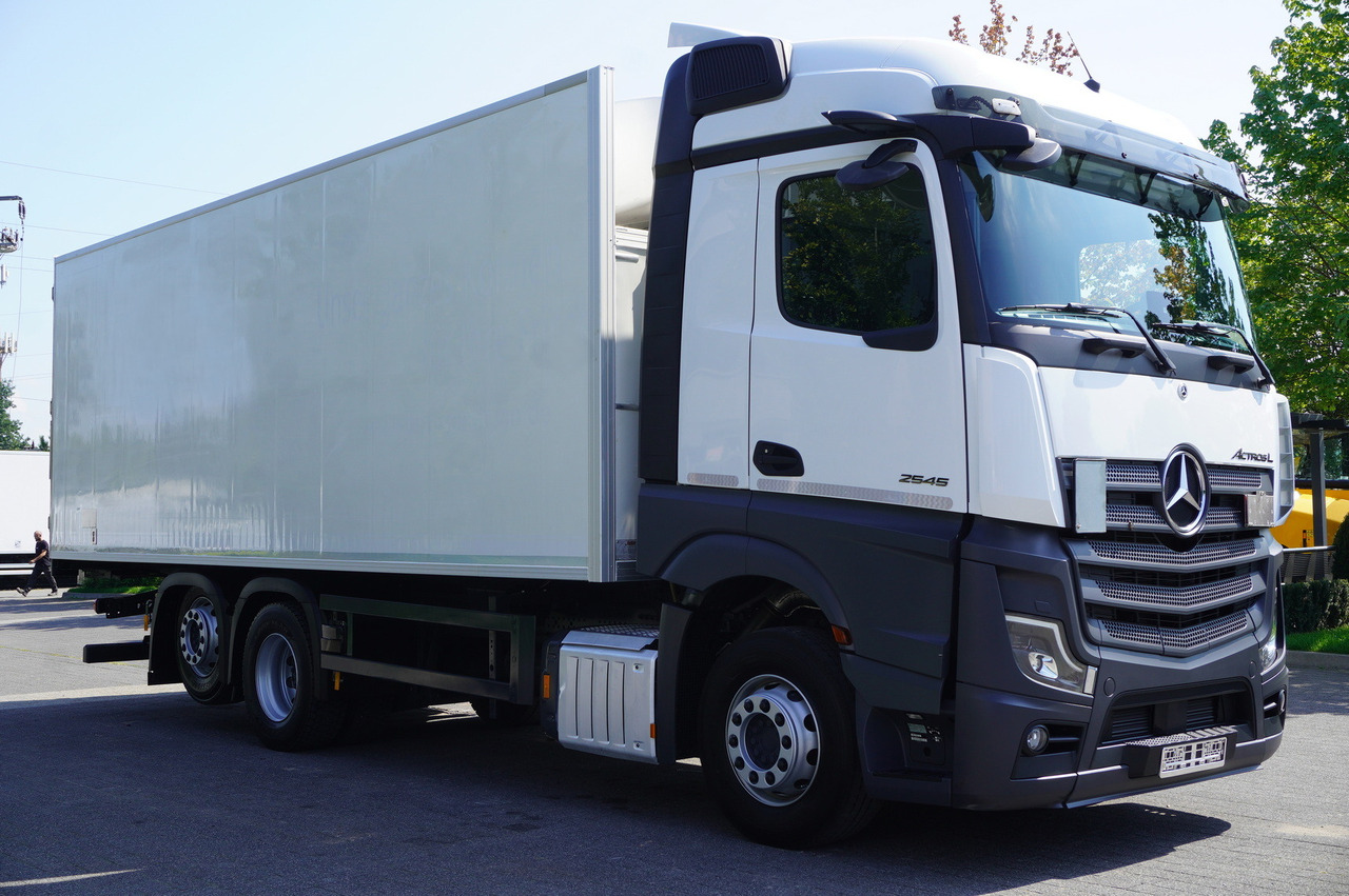 MERCEDES-BENZ Actros 2545 MP5 6×2 E6 / Kiesling meat hook refrigerator / Carrier Supra 1250 / 2022 - Рефрижератор: фото 5 MERCEDES-BENZ Actros 2545 MP5 6×2 E6 / Kiesling meat hook refrigerator / Carrier Supra 1250 / 2022 - Рефрижератор: фото 5