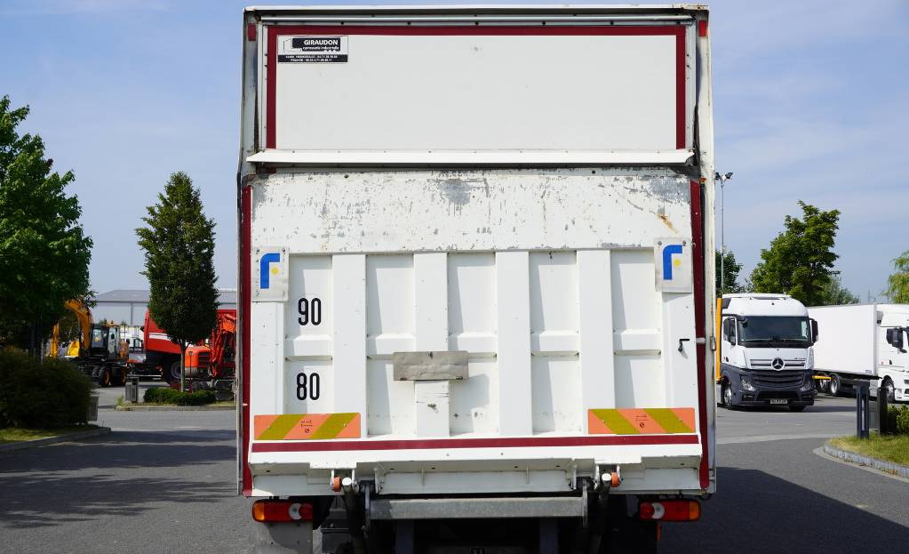 RENAULT D12 E6 / Container 18 pallets / tail lift - Грузовик с закрытым кузовом: фото 4 RENAULT D12 E6 / Container 18 pallets / tail lift - Грузовик с закрытым кузовом: фото 4