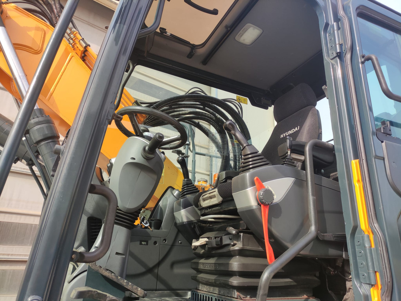 HYUNDAI HW140 - Колёсный экскаватор: фото 5 HYUNDAI HW140 - Колёсный экскаватор: фото 5