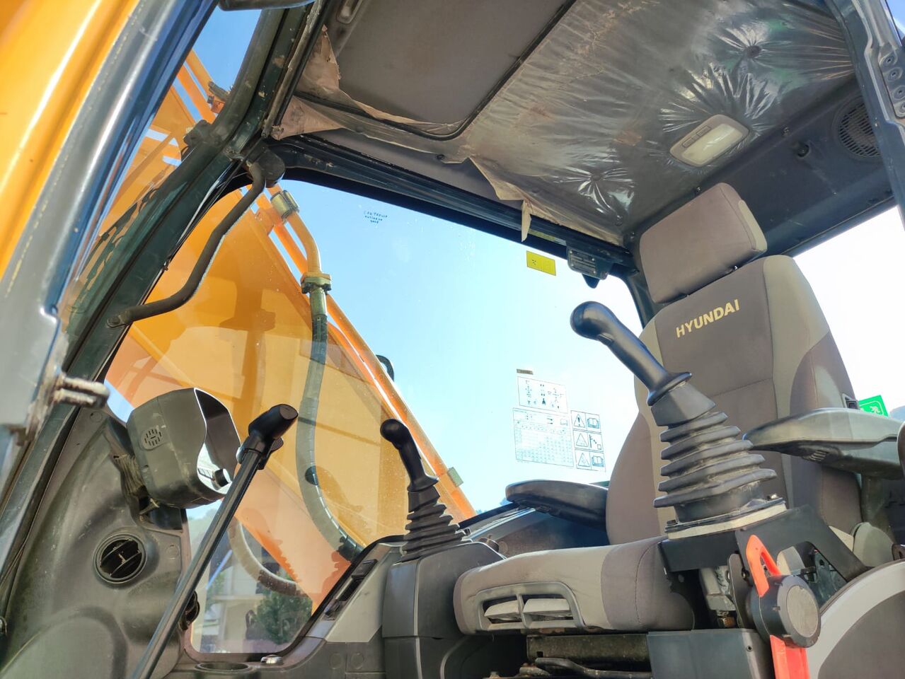 HYUNDAI R220NLC-9A - Гусеничный экскаватор: фото 5 HYUNDAI R220NLC-9A - Гусеничный экскаватор: фото 5