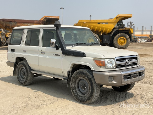 2011 Toyota Land Cruiser LX 76R 4x4 SUV - Внедорожник: фото 1 2011 Toyota Land Cruiser LX 76R 4x4 SUV - Внедорожник: фото 1