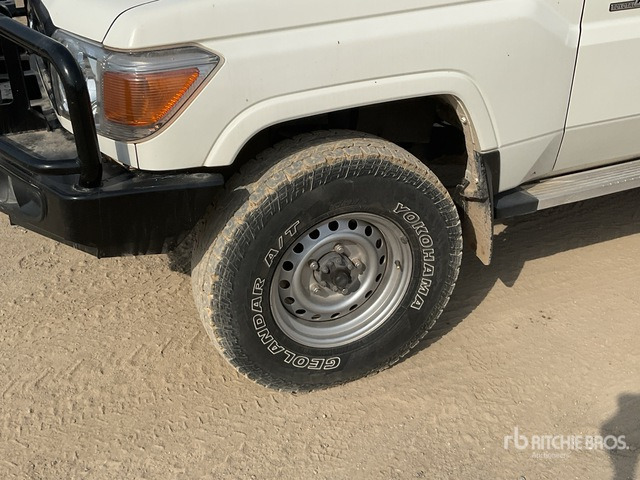 Внедорожник 2021 Toyota Land Cruiser 76L 4x4 SUV: фото 6