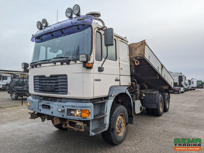 MAN 27.464 DFAC 6x6 Slaapcab Euro3 - Handgeschakeld - Kipper / Kraan Hiab 090 - Naafreductie - Alu Zijschotten - Самосвал, Автоманипулятор: фото 1 MAN 27.464 DFAC 6x6 Slaapcab Euro3 - Handgeschakeld - Kipper / Kraan Hiab 090 - Naafreductie - Alu Zijschotten - Самосвал, Автоманипулятор: фото 1
