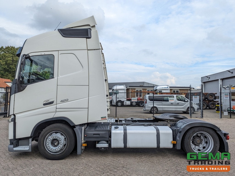 Фото интерьера 1: Тягач Volvo FH420 4x2 Euro6 FH420 4x2 Globetrotter Euro6 - XLOW / Mega - VEB+ - Double Tanks - Air Suspension (T1539)
