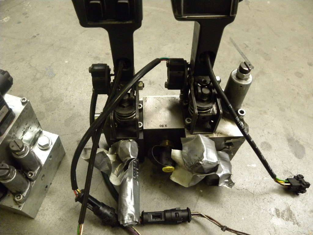 Hydraulic Consol with 2 hydraulic levers for Jungheinrich - Гидравлический клапан для Погрузочно-разгрузочной техники: фото 2 Hydraulic Consol with 2 hydraulic levers for Jungheinrich - Гидравлический клапан для Погрузочно-разгрузочной техники: фото 2