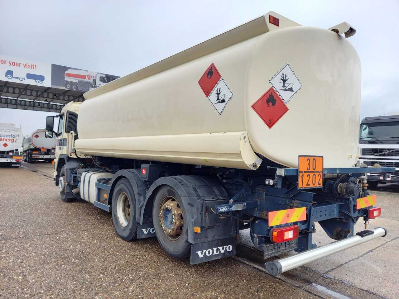 Грузовик-цистерна Volvo FM: фото 10