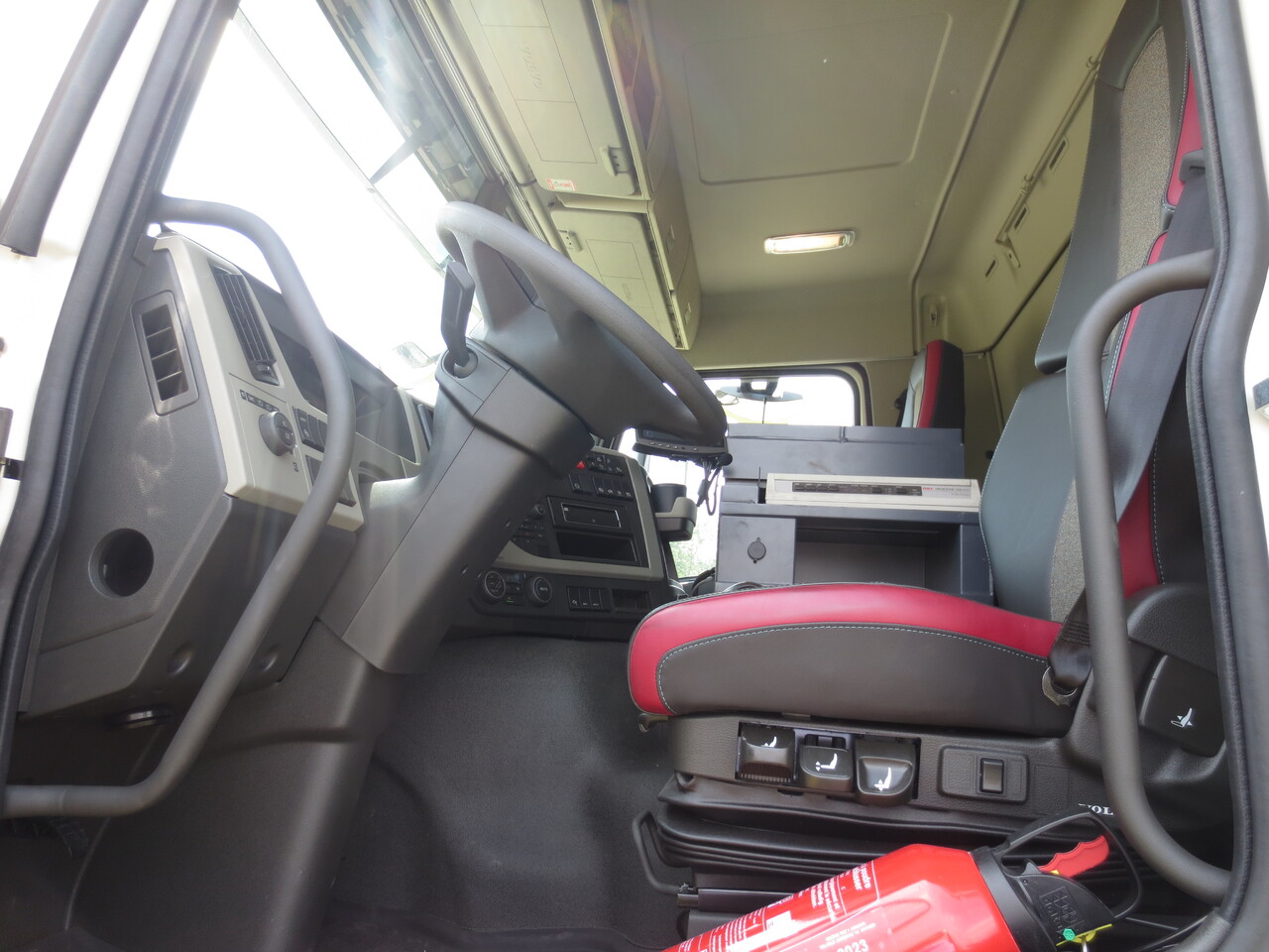 Грузовик-цистерна Volvo FM: фото 11