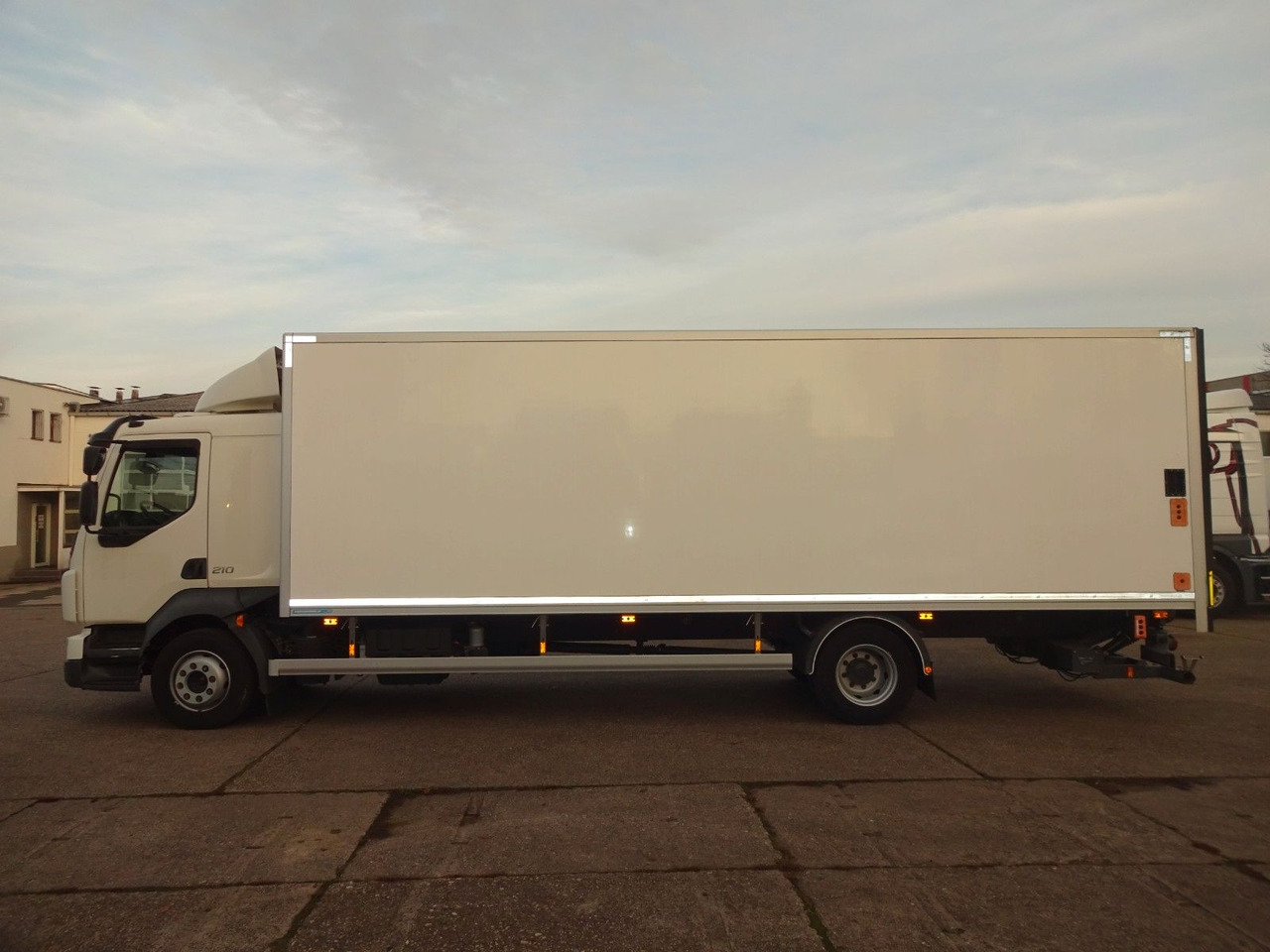 Volvo FL 210, 12 t, Koffer Isolirt, Autom, Klima,LBW, - Грузовик с закрытым кузовом: фото 4 Volvo FL 210, 12 t, Koffer Isolirt, Autom, Klima,LBW, - Грузовик с закрытым кузовом: фото 4