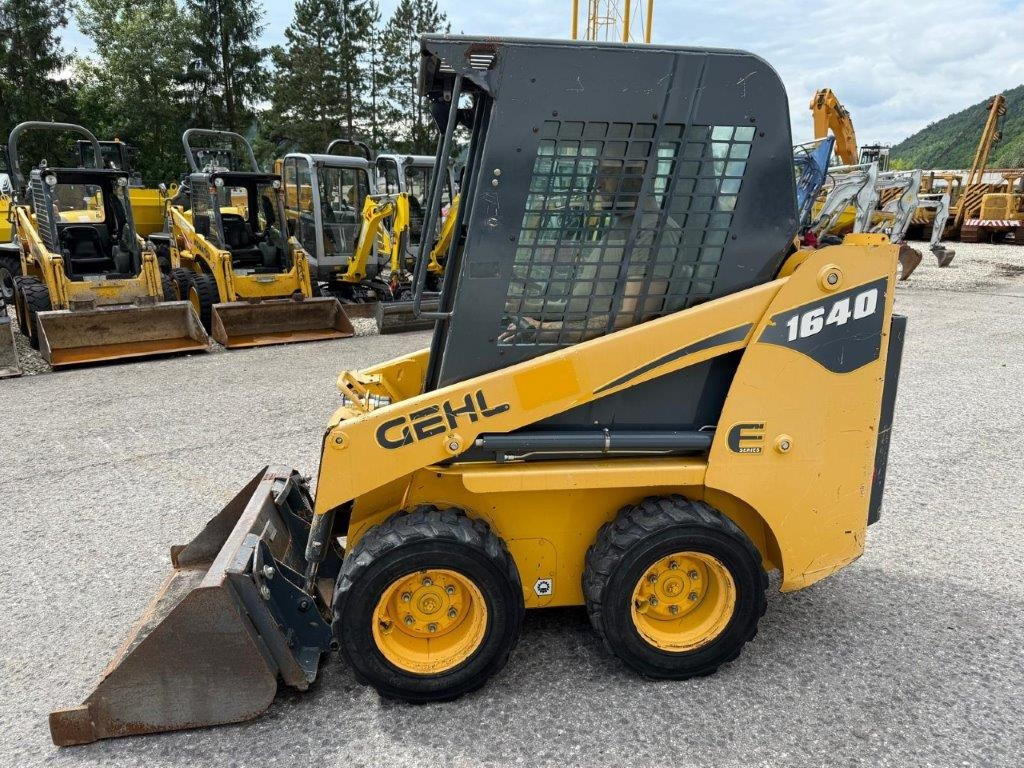 Gehl SL1640E (4027) - Мини-погрузчик с бортовым поворотом: фото 1 Gehl SL1640E (4027) - Мини-погрузчик с бортовым поворотом: фото 1