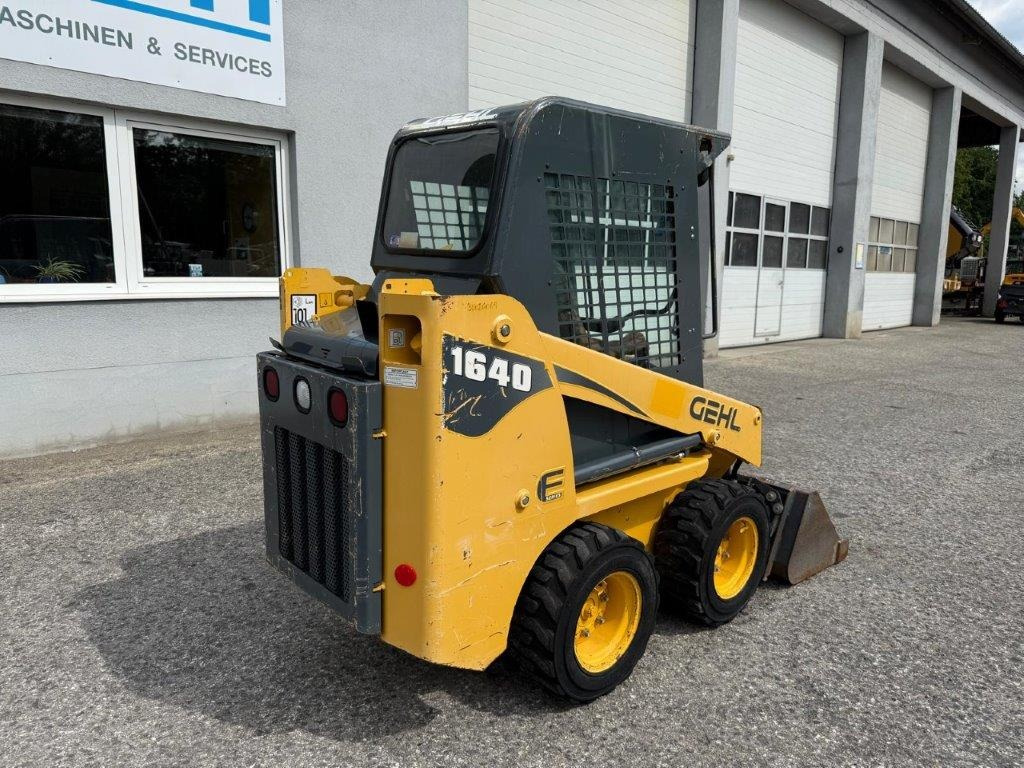 Gehl SL1640E (4027) - Мини-погрузчик с бортовым поворотом: фото 4 Gehl SL1640E (4027) - Мини-погрузчик с бортовым поворотом: фото 4