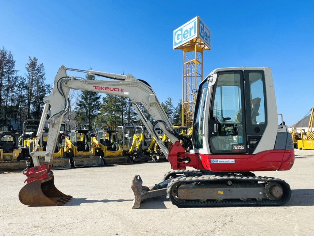 Takeuchi TB235 (3968) - Мини-экскаватор: фото 1 Takeuchi TB235 (3968) - Мини-экскаватор: фото 1