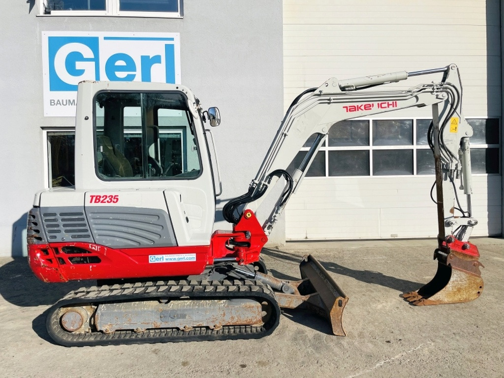 Takeuchi TB235 (3969) - Мини-экскаватор: фото 2 Takeuchi TB235 (3969) - Мини-экскаватор: фото 2