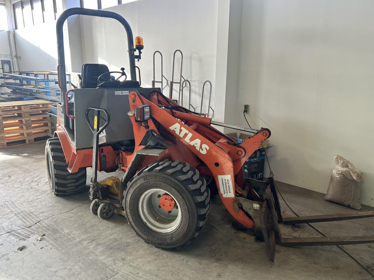 Atlas AR32E - Компактный фронтальный погрузчик: фото 1 Atlas AR32E - Компактный фронтальный погрузчик: фото 1