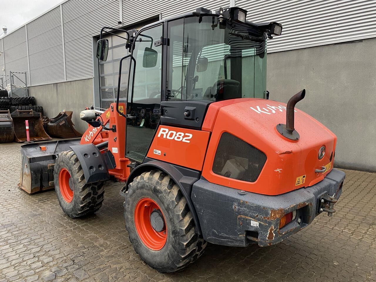 Kubota R082 - Компактный фронтальный погрузчик: фото 2 Kubota R082 - Компактный фронтальный погрузчик: фото 2