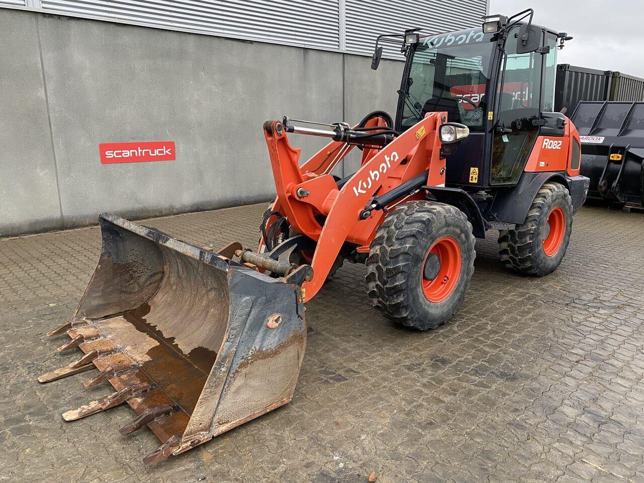 Kubota R082 - Компактный фронтальный погрузчик: фото 1 Kubota R082 - Компактный фронтальный погрузчик: фото 1
