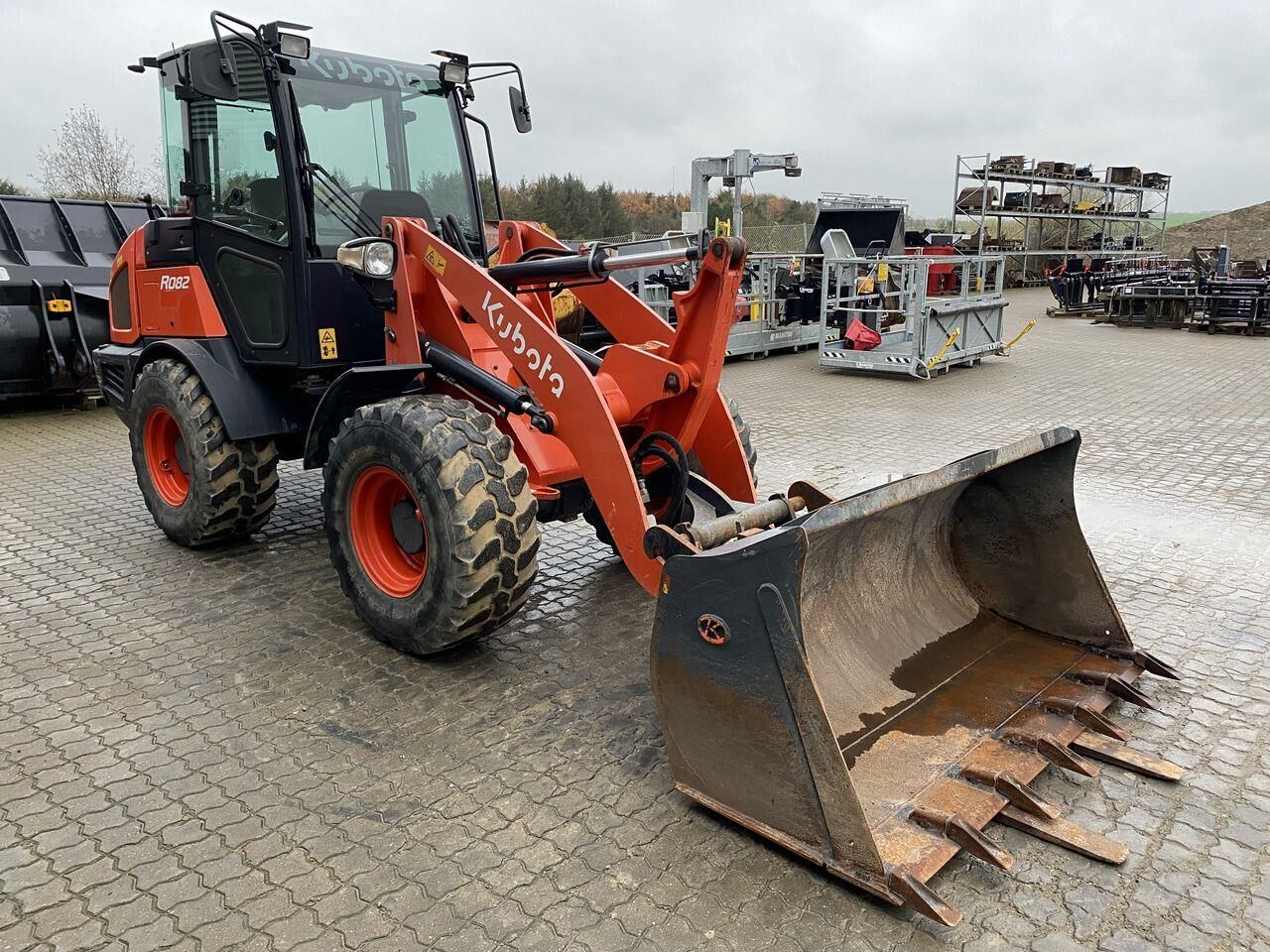 Kubota R082 - Компактный фронтальный погрузчик: фото 5 Kubota R082 - Компактный фронтальный погрузчик: фото 5