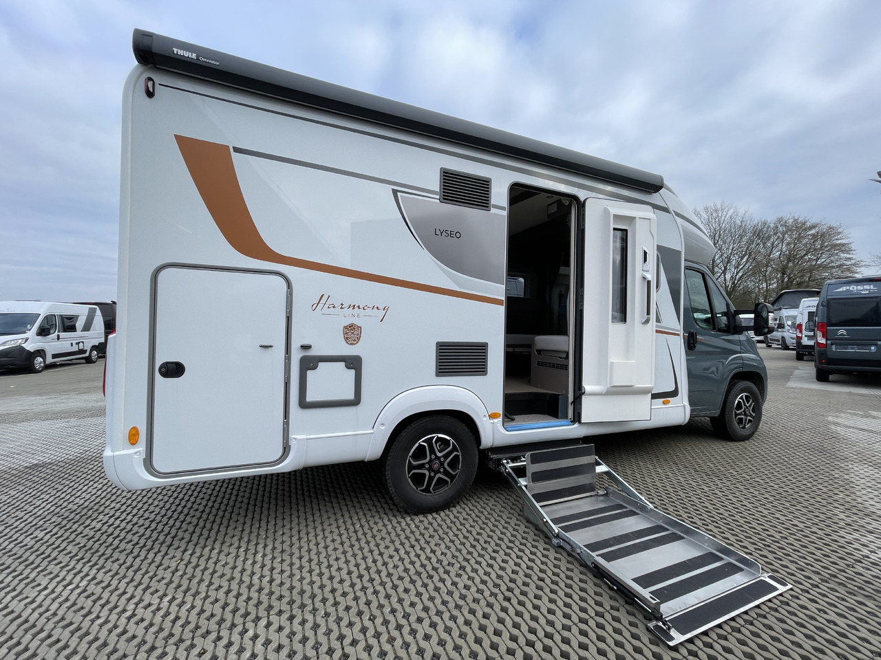 BÜRSTNER Lyseo TD 684 *ROLLSTUHLGERECHT mit Lift - Полуинтегрированный автодом: фото 4 BÜRSTNER Lyseo TD 684 *ROLLSTUHLGERECHT mit Lift - Полуинтегрированный автодом: фото 4