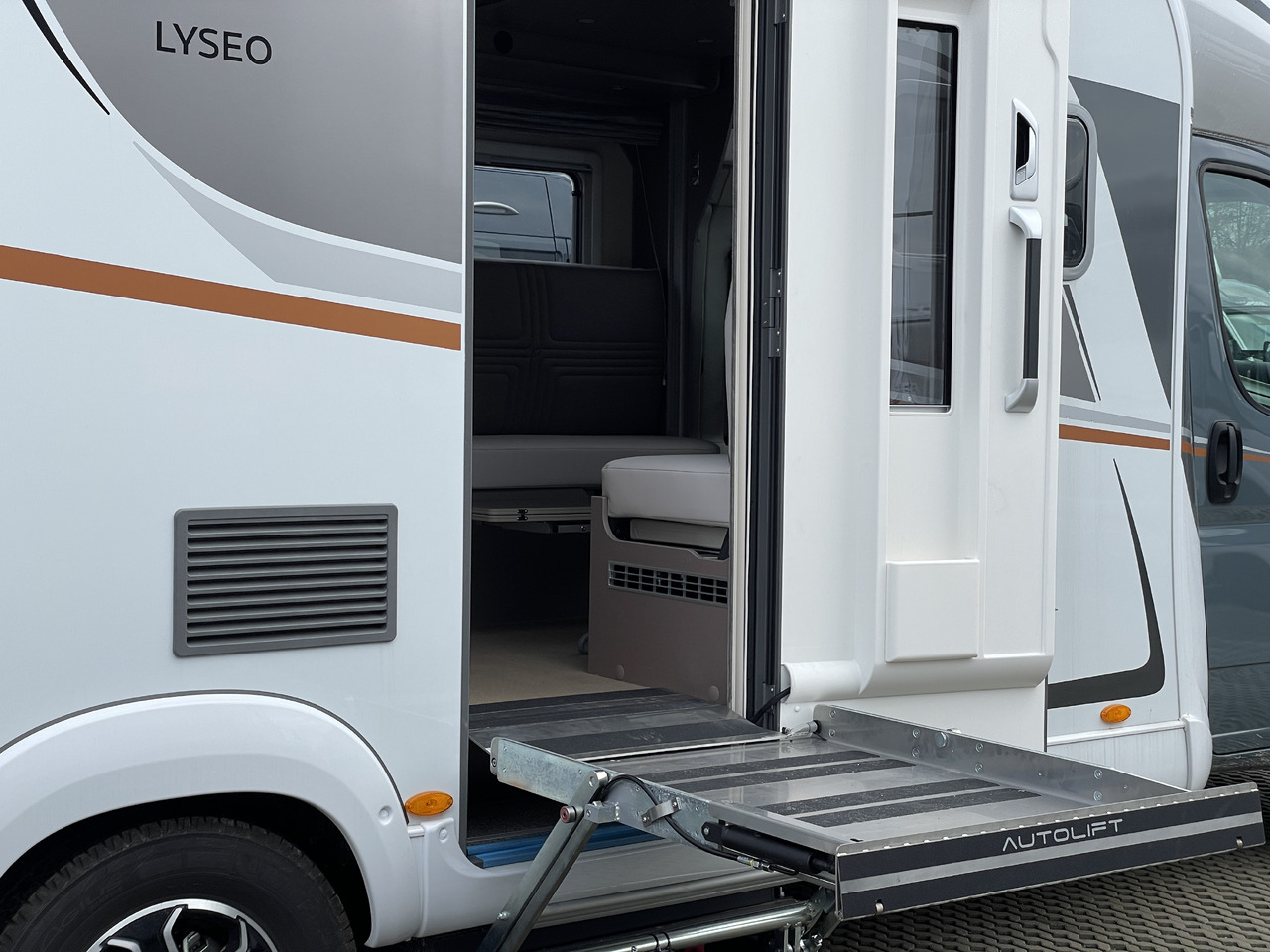 BÜRSTNER Lyseo TD 684 *ROLLSTUHLGERECHT mit Lift - Полуинтегрированный автодом: фото 5 BÜRSTNER Lyseo TD 684 *ROLLSTUHLGERECHT mit Lift - Полуинтегрированный автодом: фото 5