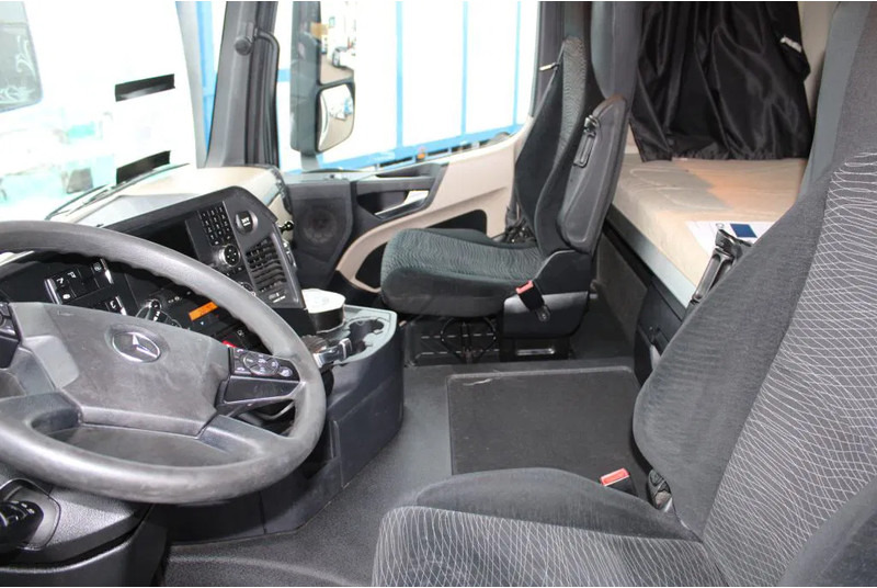 Фото интерьера 1: Грузовик с закрытым кузовом Mercedes-Benz Actros 1927 + EURO 6 + LIFT