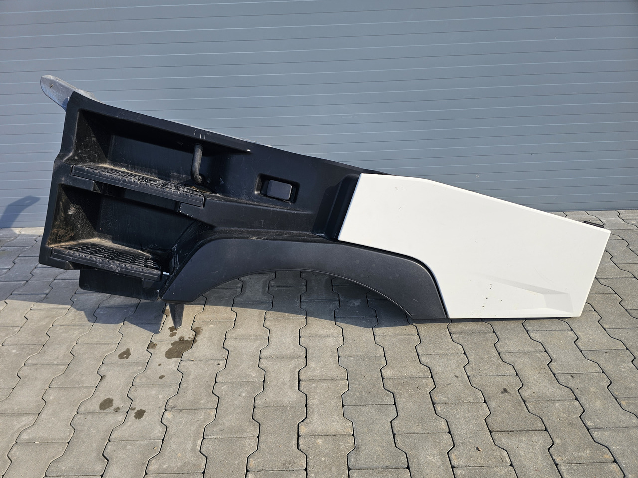 RENAULT RANGE T / HIGH CAB / LEFT FOOTSTEP / 82244459 - Боковая подножка: фото 2 RENAULT RANGE T / HIGH CAB / LEFT FOOTSTEP / 82244459 - Боковая подножка: фото 2