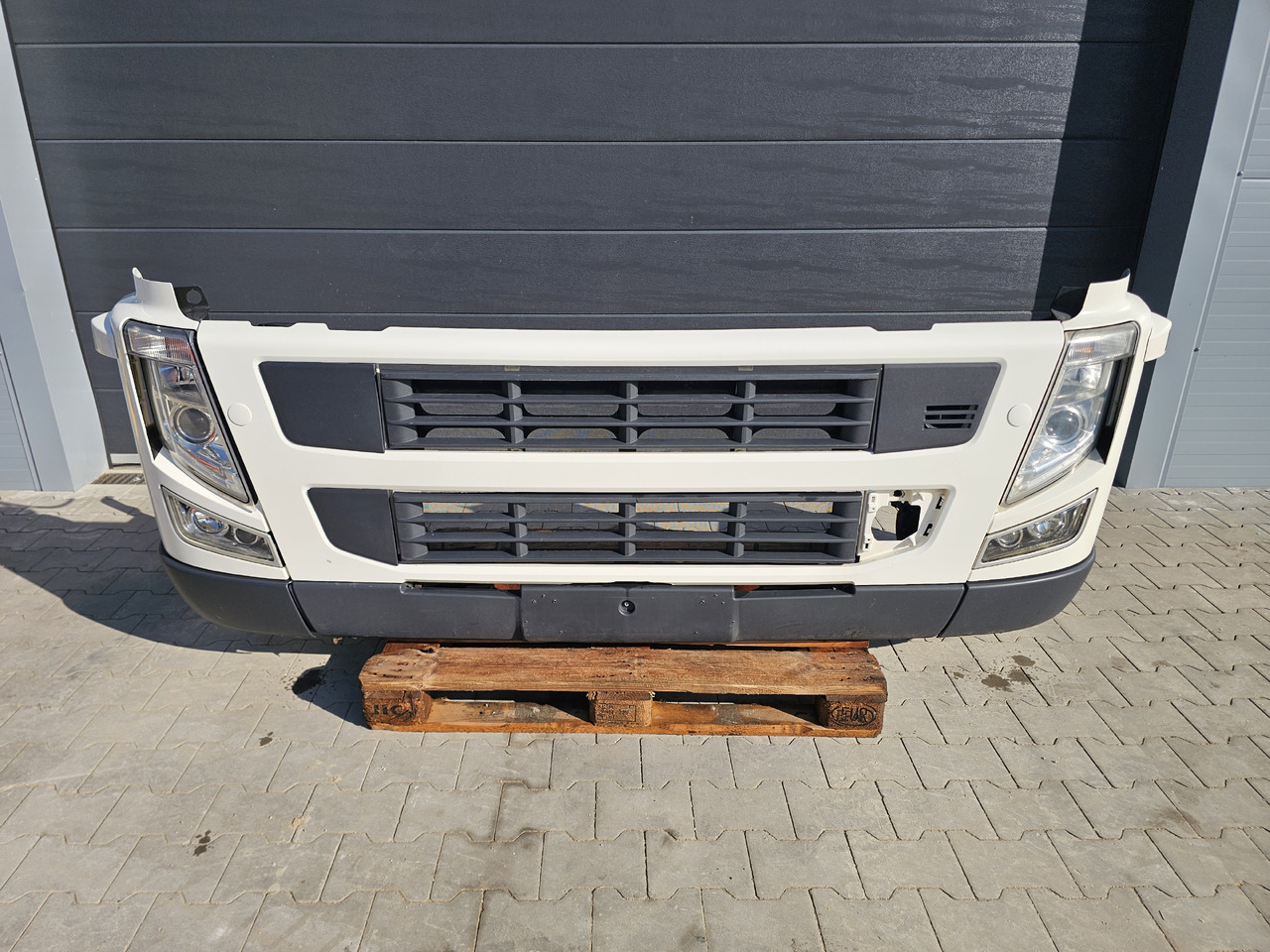 VOLVO FM 3 / COMPLETE FRONT BUMPER - Бампер: фото 1 VOLVO FM 3 / COMPLETE FRONT BUMPER - Бампер: фото 1