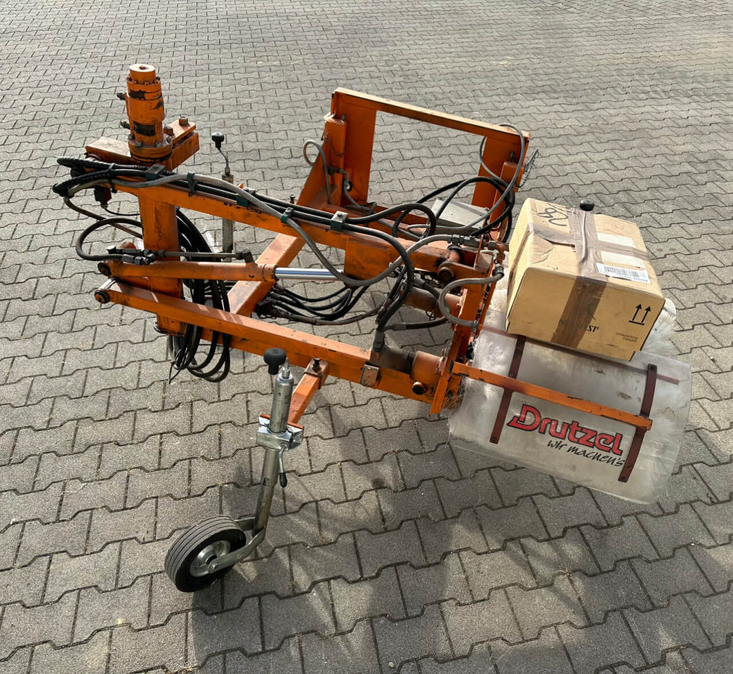 Unimog Leitpfostenwaschgerät Drutzel LWG-U-300 - Щетка: фото 4 Unimog Leitpfostenwaschgerät Drutzel LWG-U-300 - Щетка: фото 4