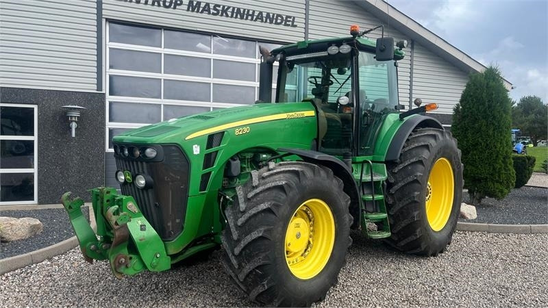 John Deere 8230 Med frontlift  - Трактор: фото 2 John Deere 8230 Med frontlift  - Трактор: фото 2