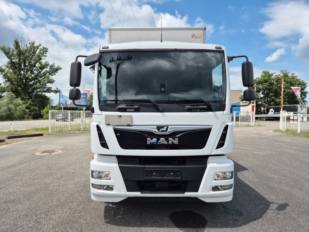 MAN TGM 15.250 - Грузовик с закрытым кузовом: фото 2 MAN TGM 15.250 - Грузовик с закрытым кузовом: фото 2